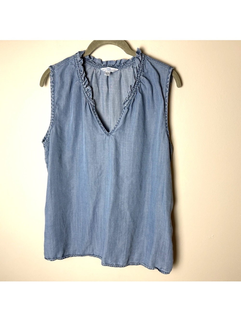 Time and Tru Sleeveless Blouse Size Large Top Ruffle Neckline V-Neck Blue Casual